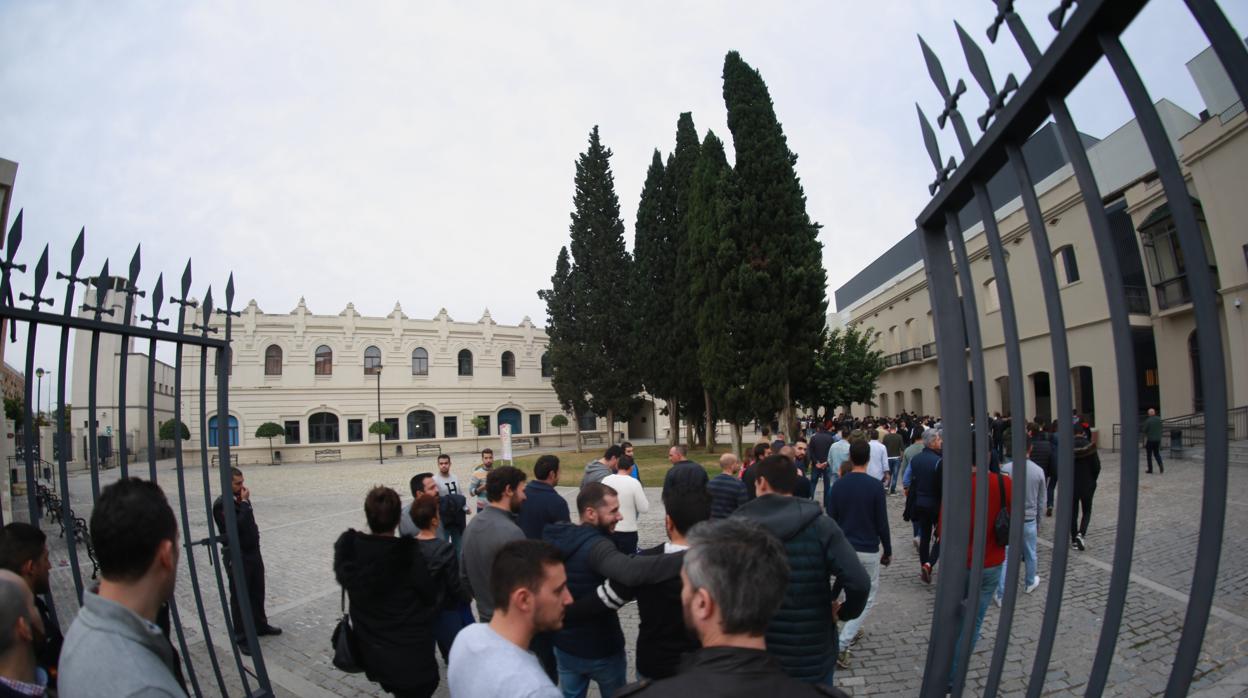 Entrada a la Facultad de Derecho en Sevilla