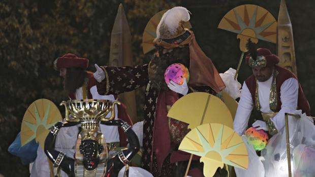 Ausencia de incidencias en las 21 cabalgatas de Reyes Magos que recorren los distintos barrios Sevilla