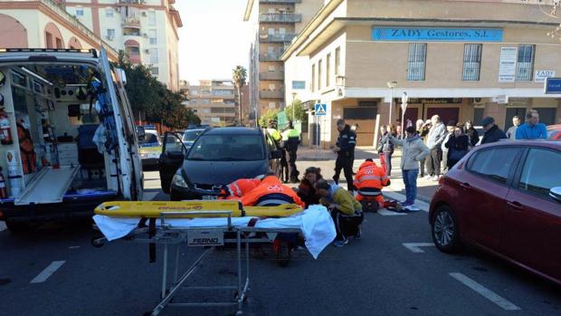 Dos personas heridas graves tras ser atropelladas mientras cruzaban un paso de peatones en Sevilla Este