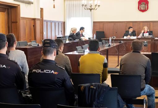 Los tres condenados durante la primera sesión del juicio