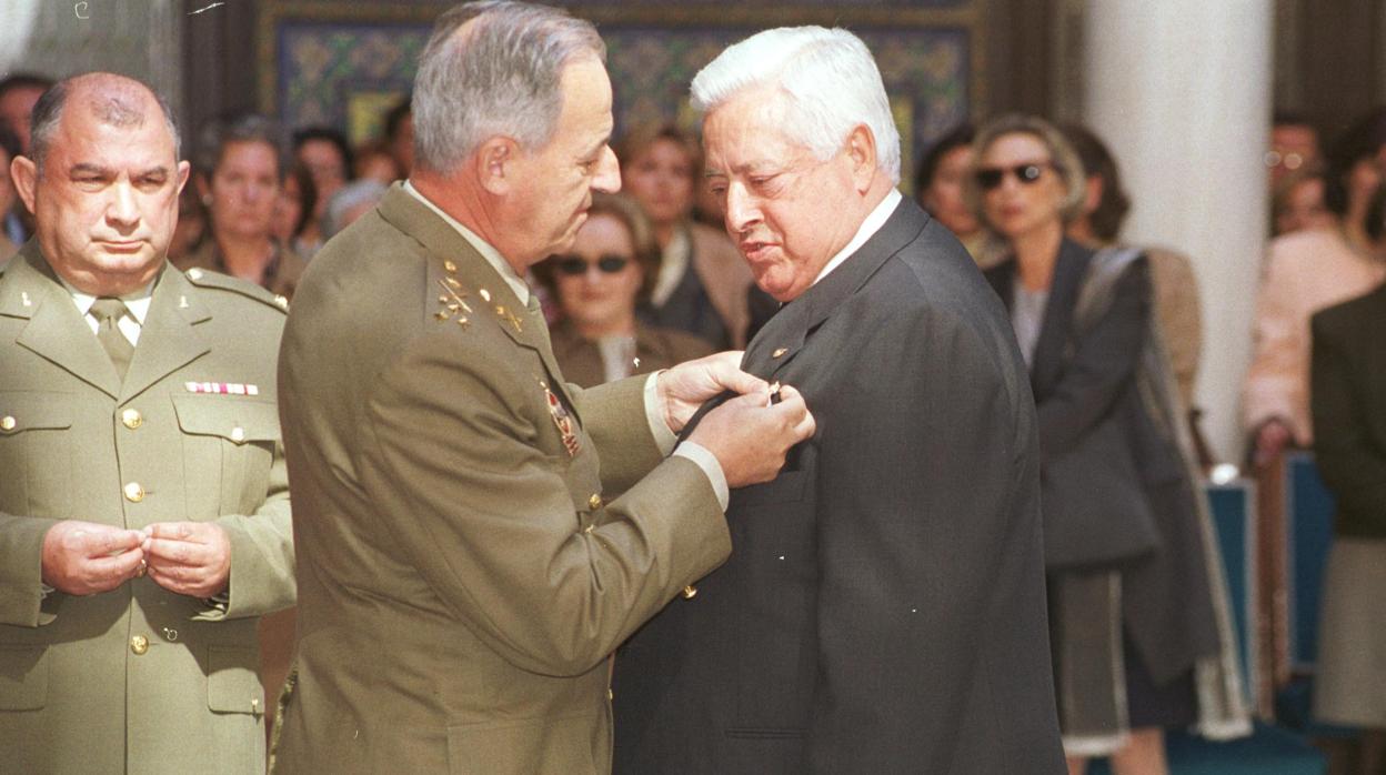 Práxedes Sánchez Almodóvar cuando recibió la Cruz al Mérito Militar