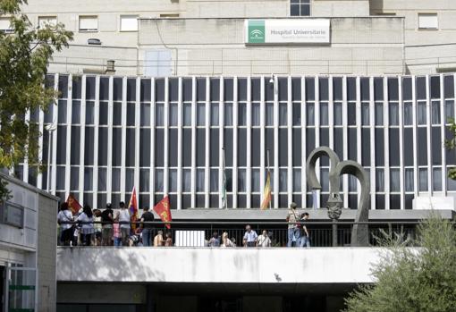 En el Hospital Universitario Virgen de Valme hay 900 personas esperando una operación de cataratas