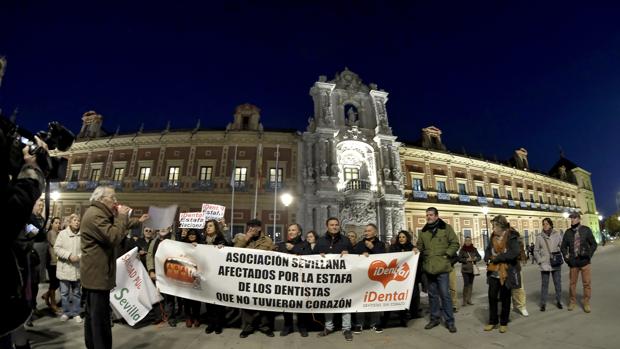 Manifestación de afectados de iDental por el centro de Sevilla