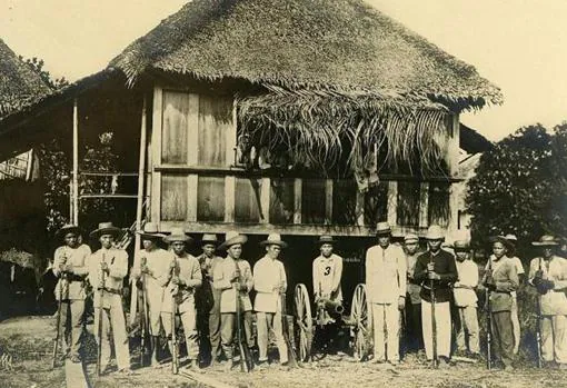 Soldados tagalos con la última pieza de artillería con la que cañoneaban el destacamento español de Baler (Filipinas) en 1898