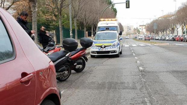 Un motorista herido tras colisionar con un turismo que salía de una zona de estacionamiento en Sevilla