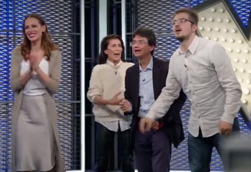 La familia de Andrés Iwasaki animando en camerinos junto a Eva González