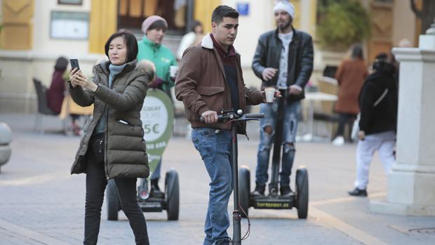 A la espera de que Tráfico regule los patinetes, Sevilla decide poner orden en los carriles bici