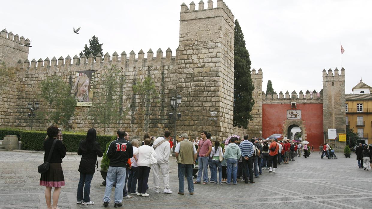 Las colas son usuales en la puerta del León del Real Alcázar de Sevilla
