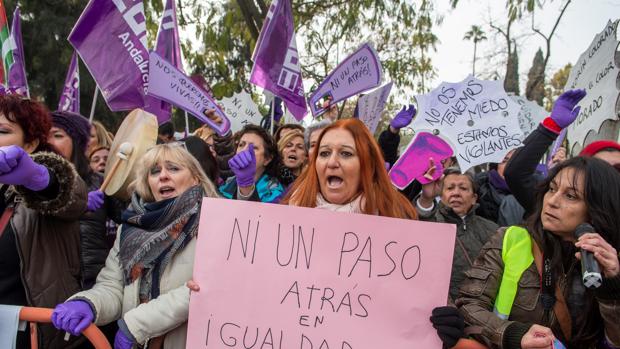 El Ayuntamiento de Sevilla moviliza a las feministas contra el cambio en la Junta de Andalucía