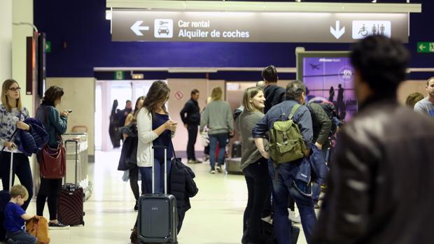 Un guardia civil y una doctora salvan la vida a un pasajero en el aeropuerto de Sevilla