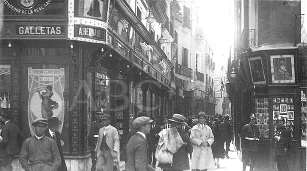 Vista de la calle Sierpes desde la Campana en 1910