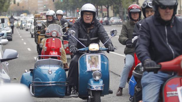 Una caravana de coches antiguos recorre Sevilla en demanda de un nuevo juicio