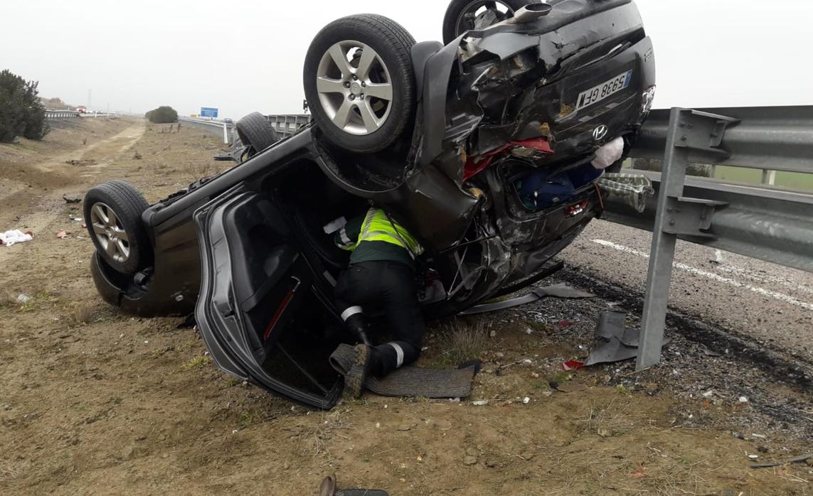 El vehículo accidentado acabó volcado en la cuneta de la autovía