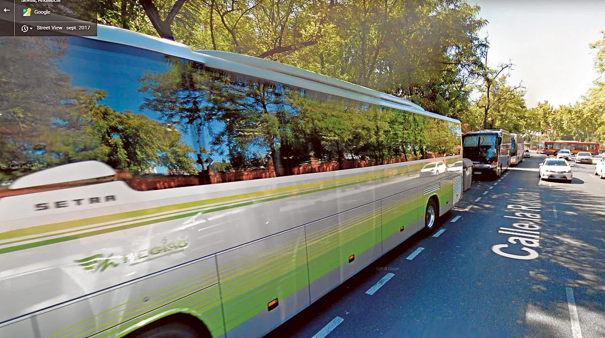 Los autobuses turísticos estacionan en la calle La Rábida, junto a San Telmo