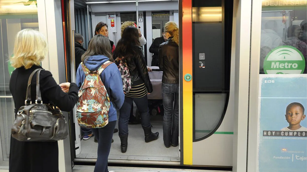 Usuarios del metro de Sevilla, donde el comité de empresa ha suspendido los paros parciales
