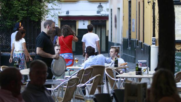 Urbanismo ordena la retirada de veladores en 15 bares del Centro, Reina Mercedes o la Macarena de Sevilla