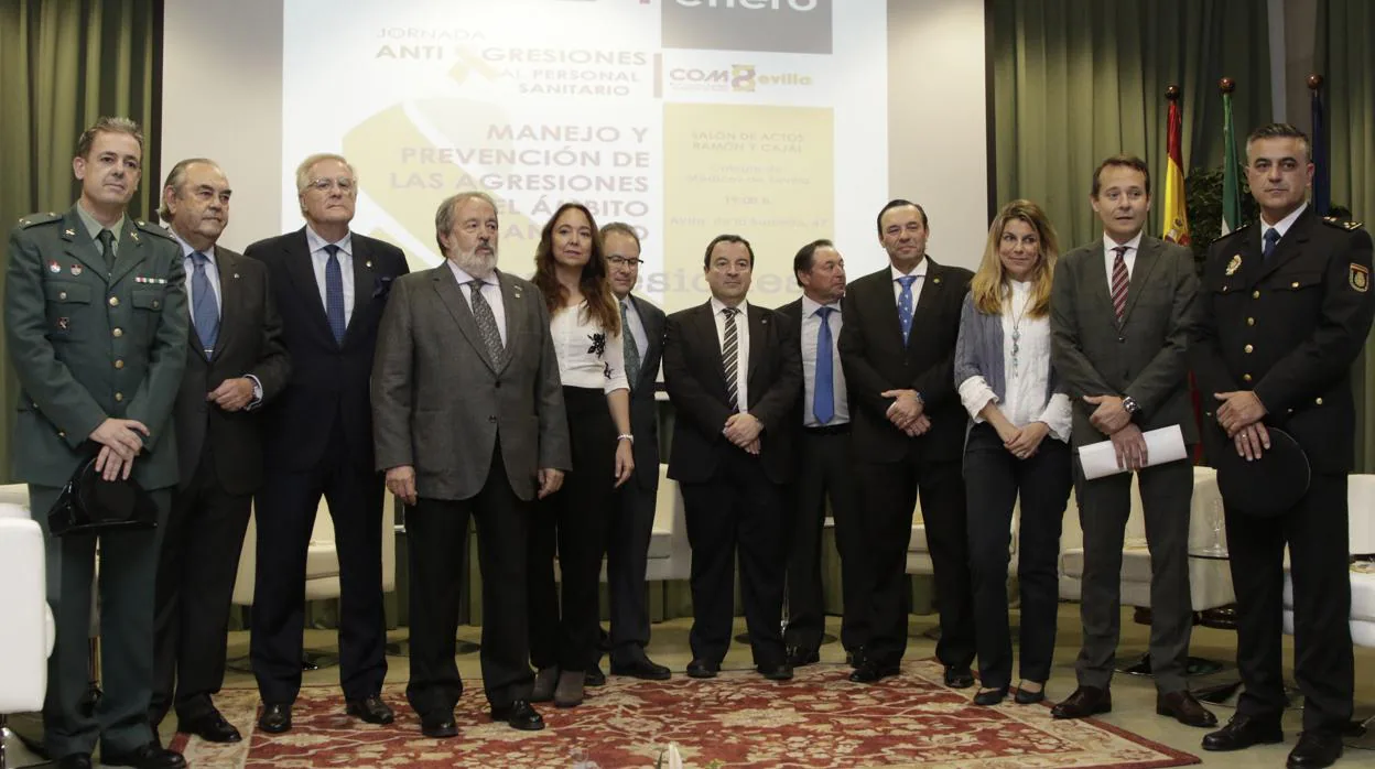El presidente del Colegio de Médicos, Alfonso Carmona, con los intervinientes en el acto de este jueves
