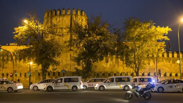 Nueva reunión este martes entre los taxistas y el Ayuntamiento de Sevilla sobre los VTC