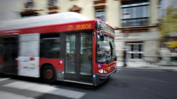 Un varón se masturba en un autobús nocturno de Tussam e invita a una joven a que se acercara a él