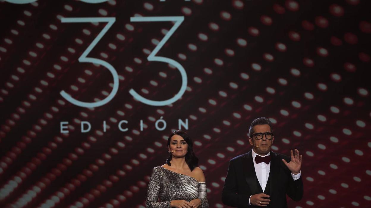 Buenafuente y Silvia Abril presentando la 33ª edición de los Premios Goya
