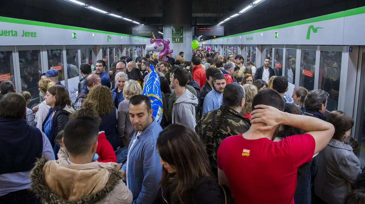 La estación de la Puerta de Jerez repleta de viajeros del metro de Sevilla