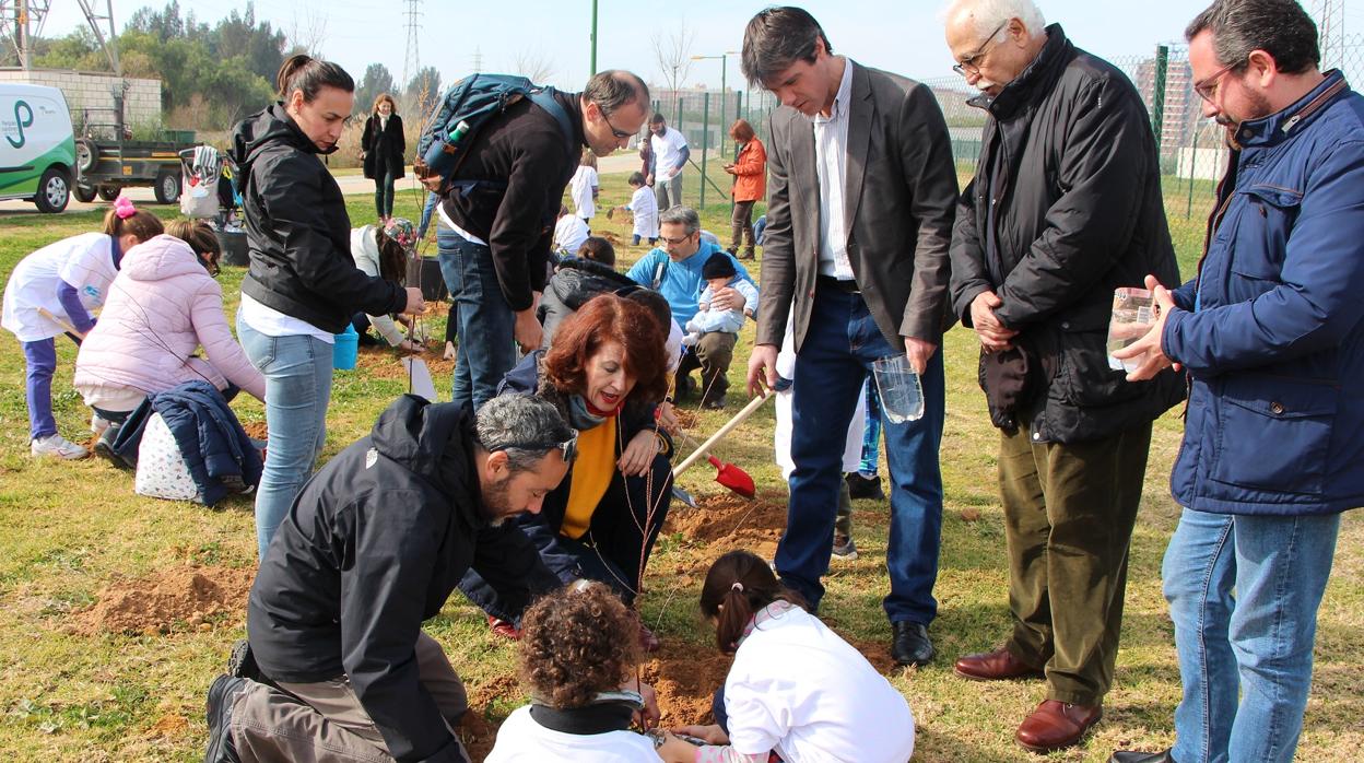 Joaquín Castillo, David Guevara y María del Mar González, en el acto de plantación