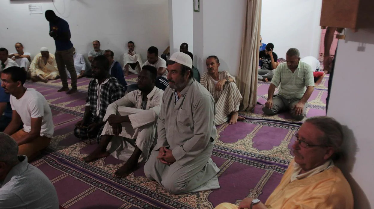 Un grupo de musulmanes en la mezquita Isbylia, en Amate