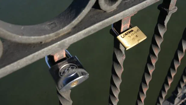 Poner un candado en el Puente de Triana puede acarrear una sanción contra la Ley de Patrimonio