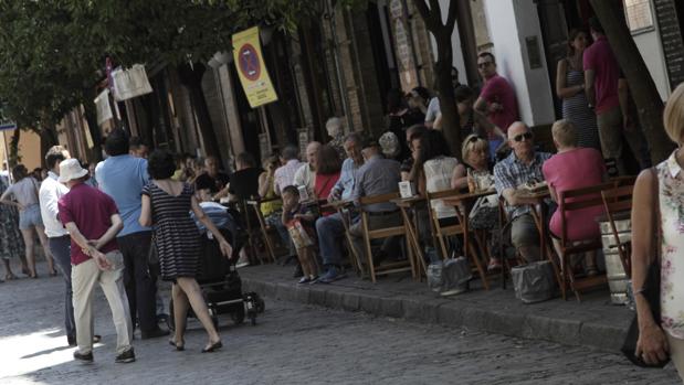 Multas a ocho establecimientos de Sevilla por incumplir la orden de retirada de veladores no autorizados