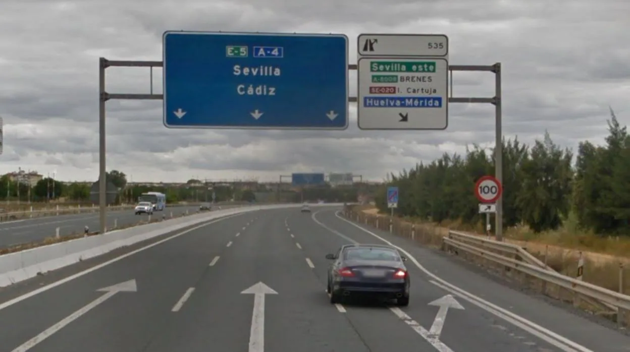 El accidente ha tenido lugar en la salida de Brenes-Sevilla Este de la A-4