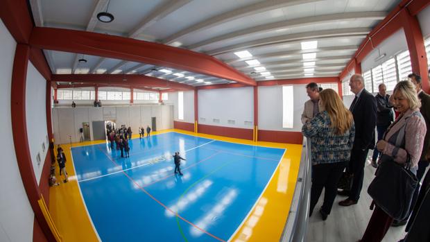 El nuevo pabellón deportivo multiusos que el Ayuntamiento de Sevilla ha inaugurado en Alcosa