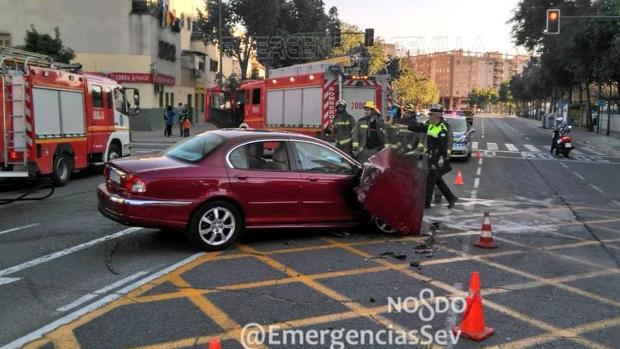 Cuatro heridos tras saltarse un conductor un semáforo cuadruplicando la tasa y embestir a un autobús en Sevilla