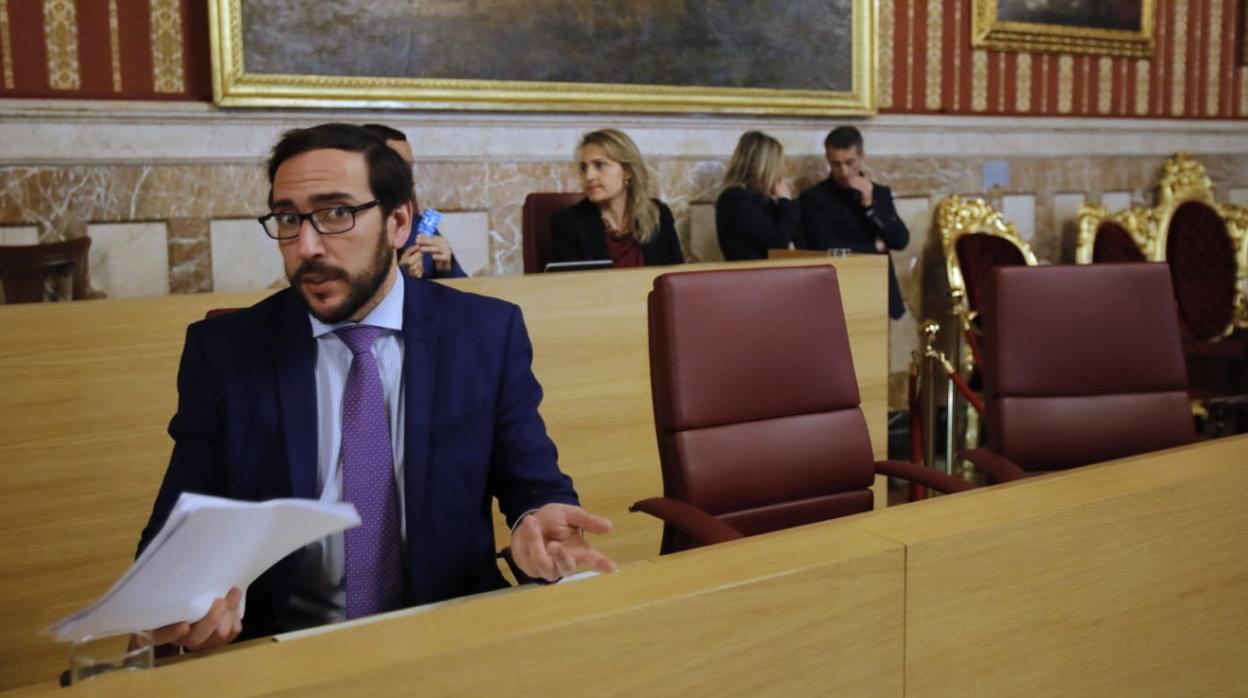 Francisco Fernádez Moraga, concejal de Ciudadanos, en el pleno del Ayuntamiento de Sevilla