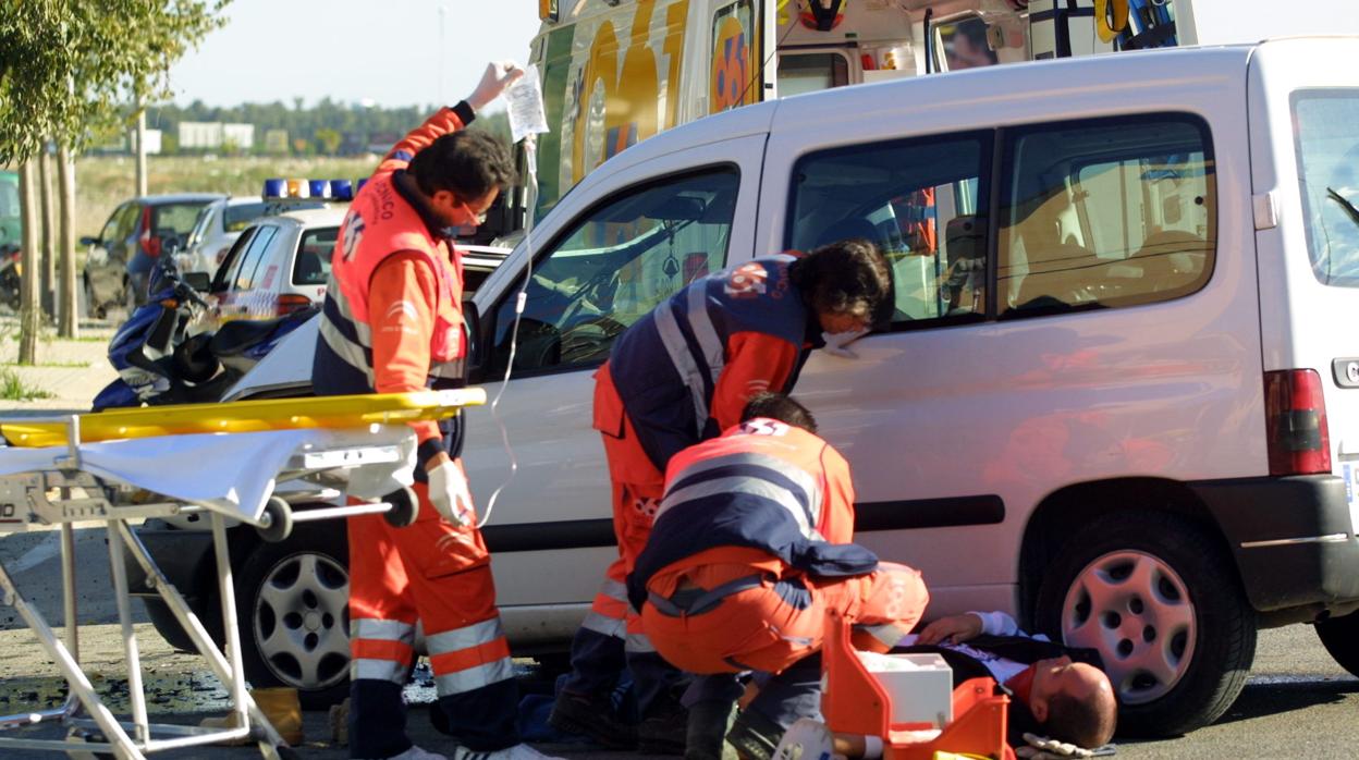 Servicios sanitarios atendiendo a víctimas de un acidente de tráfico en Sevilla