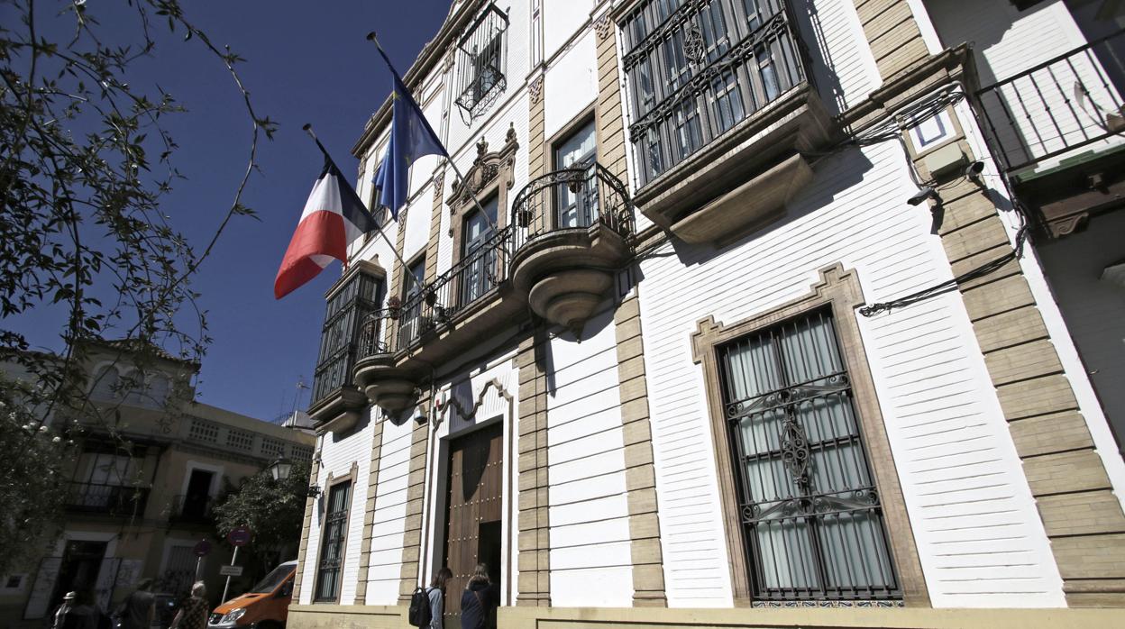 Fachada del Consulado de Francia, en la Plaza de Santa Cruz