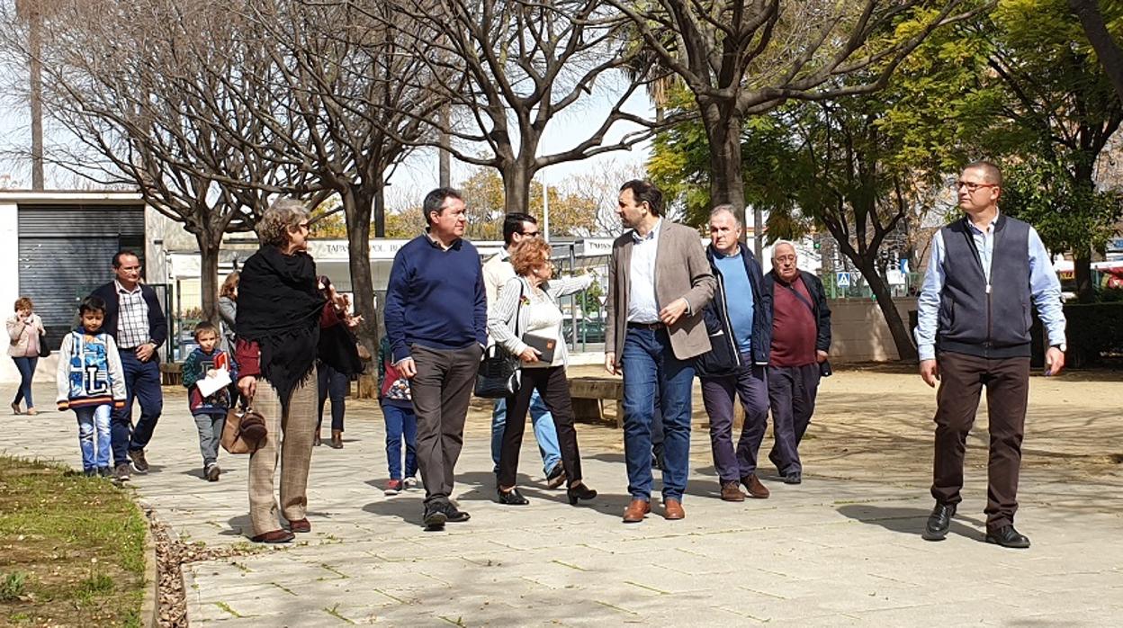 Visita del alcalde de Sevilla, Juan Espadas, al barrio de Los Bermejales