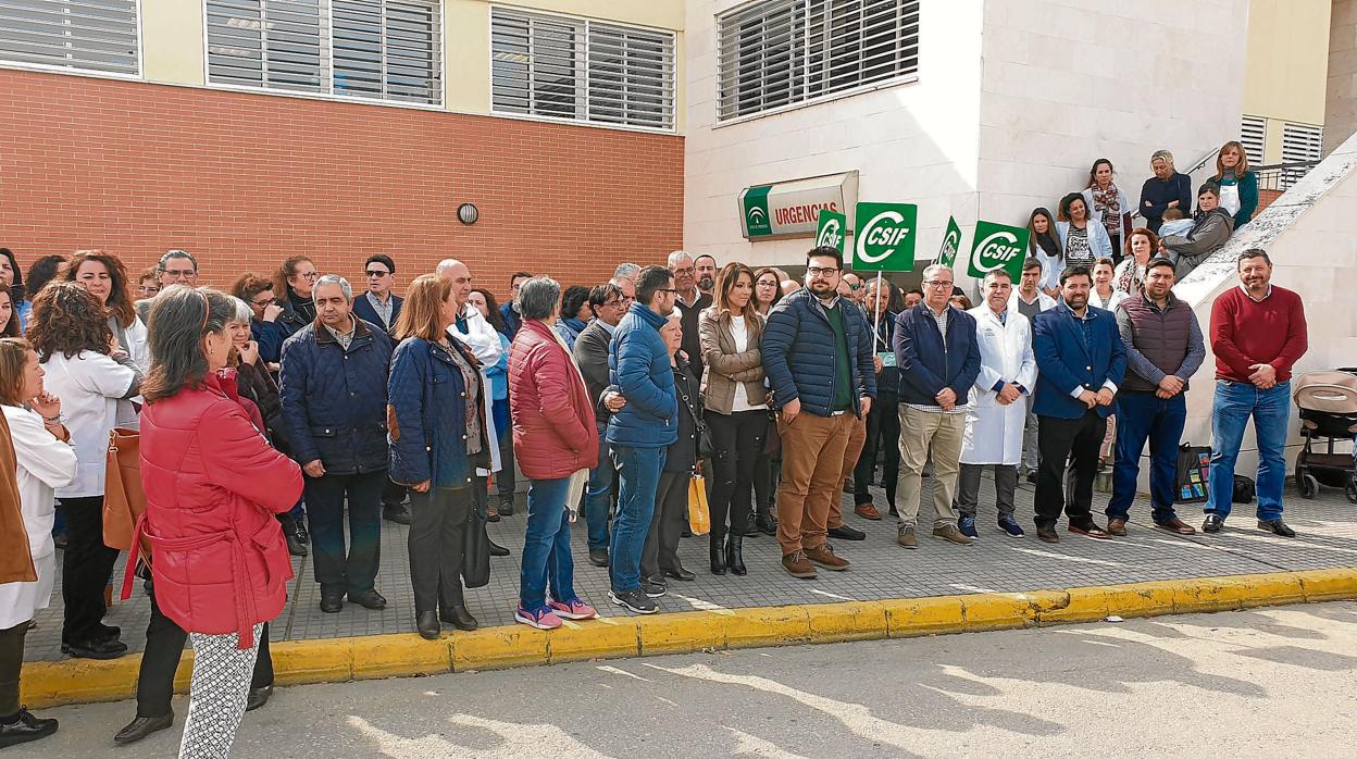 Imagen de la concentración de repulsa por la agresión a las puertas del centro de salud de Lora