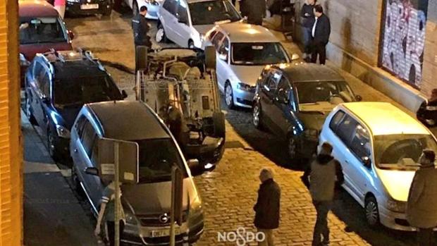 Un coche acaba boca abajo tras chocar con ocho vehículos estacionados en Sevilla