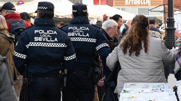 La Policía Local de Sevilla desmantela el mercadillo del Jueves de la calle Feria