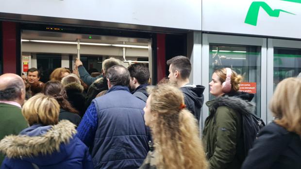 El metro de Sevilla avisa de frecuencias de 15 minutos por la huelga feminista de este 8-M