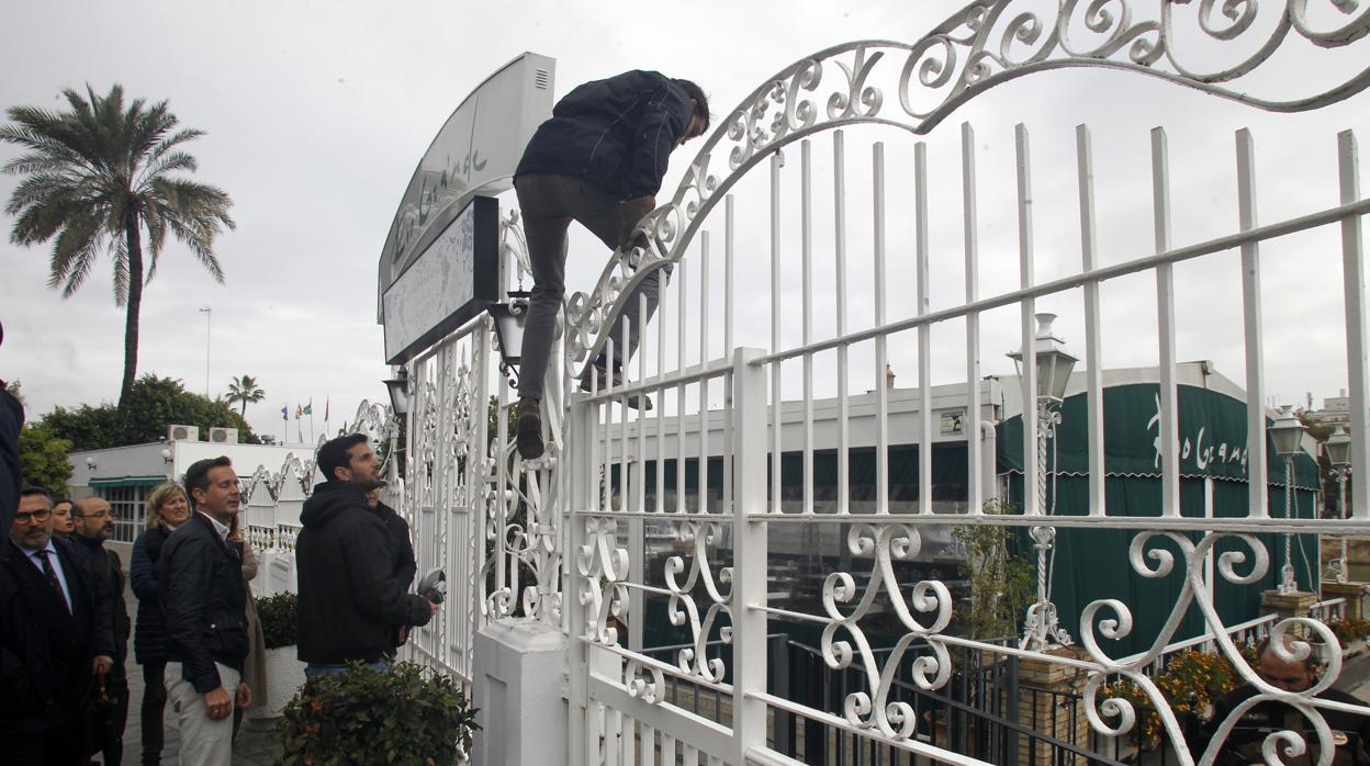 Momento de la entrada a la fuerza de la terraza tras la negativa de la propiedad a entregar las llaves