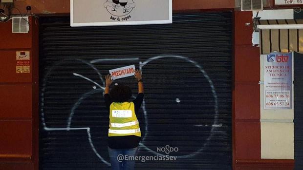 La Policía Local de Sevilla precinta un bar en Calatrava por vender bebidas alcohólicas y cachimbas a menores de edad