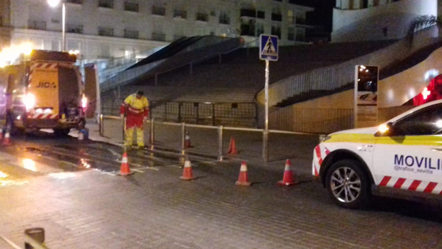 Sevilla ensaya con una nueva pintura anticaídas en los adoquines del Centro