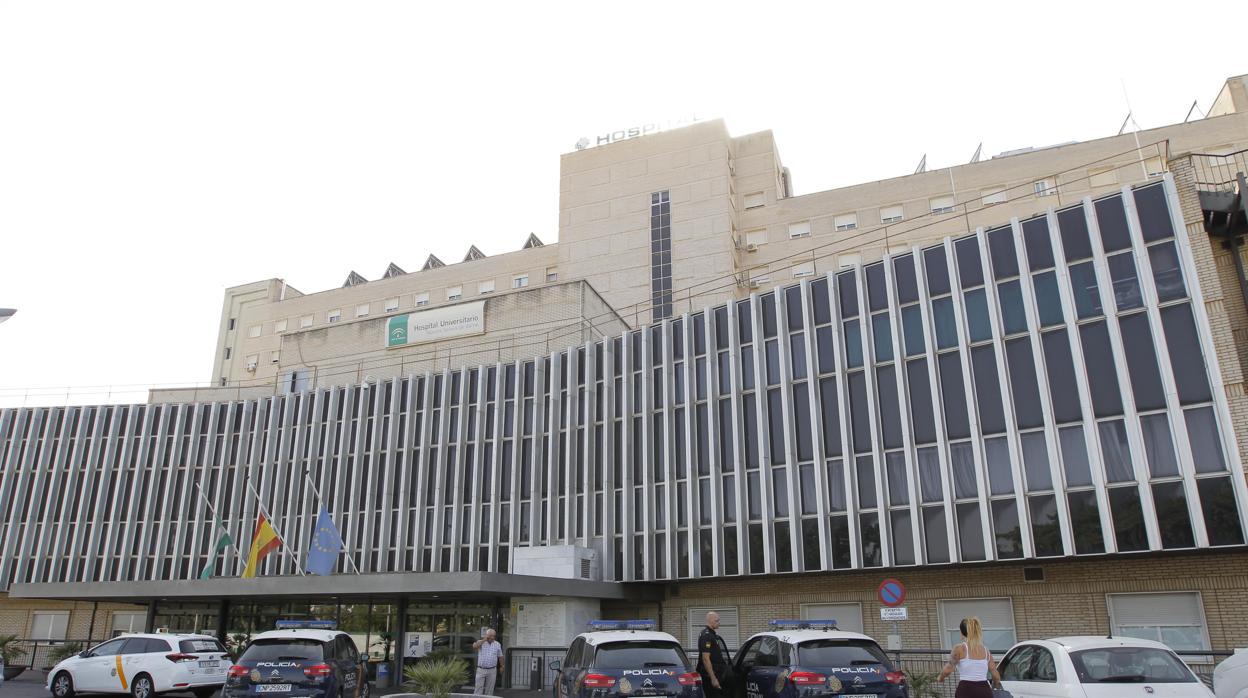 Patrullas de la Policía Nacional en el Hospital Virgen de Valme el día del trágico suceso