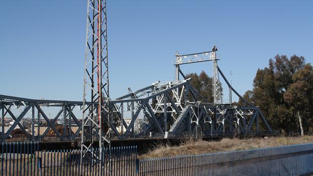 El presidente del Puerto de Sevilla descarta el uso como pasarela del «abandonado» puente de hierro