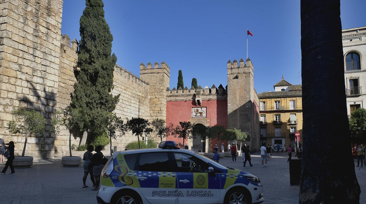 Un coche policial en la puerta del Alcázar el día del suceso en mayo de 2018