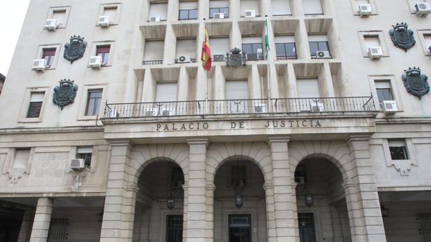 Condenada a 40 años de cárcel por obligar a sus tres hijos a tener sexo con un anciano por dinero en Sevilla