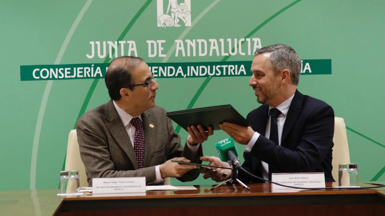 El rector de la Universidad, Miguel Ángel Castro, y el consejero de Hacienda, Juan Bravo, firmando el pacto