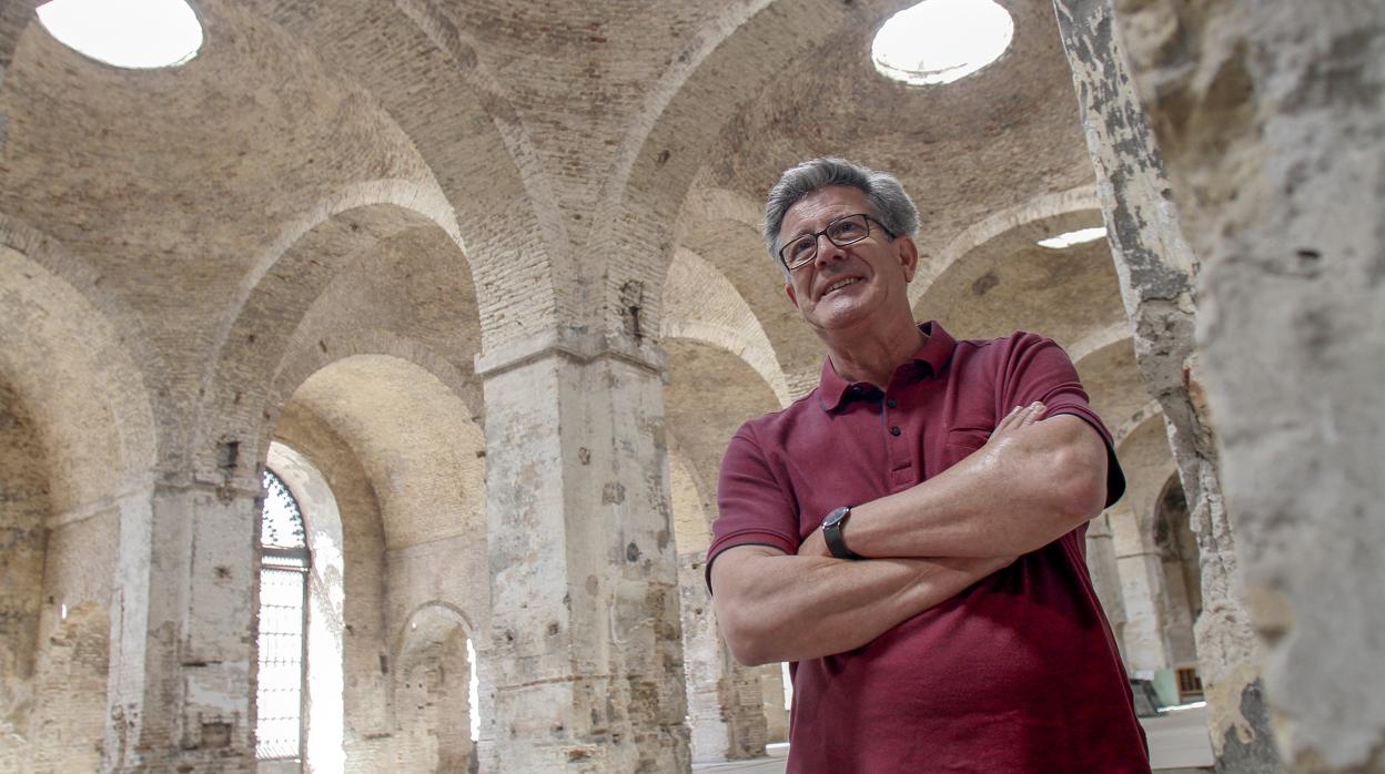 Julián Sobrino en la antigua Fábrica de Artillería, donde presenta «Rostros, rastros, restos»