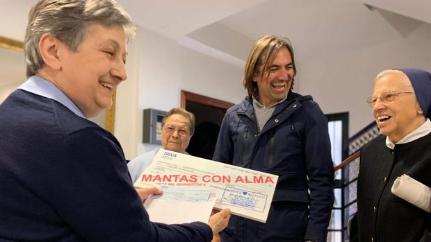 La firma Álvaro Moreno entrega 3.500 euros a las Hijas de la Caridad tras agotar las «Mantas con Alma»